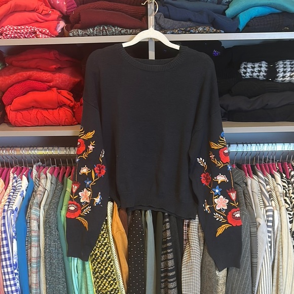 Divided by H&M black embroidered long sleeve crew neck sweater size M - Picture 1 of 3